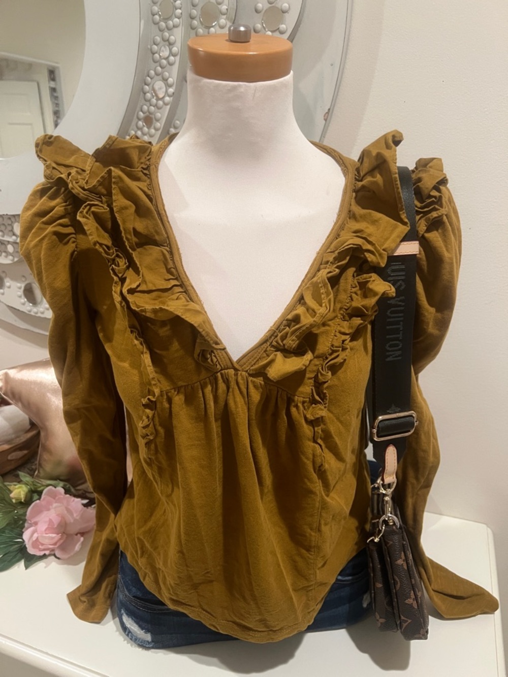 Anthropologie Top 🍓💄💋Ruffled V-Neck